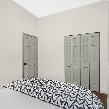 Апартаменти Modern 4Br Just A Block From Cta Pink Line With Pool Table Free Parking Чикаго Екстер'єр фото